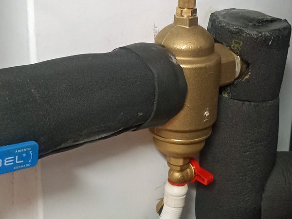 Qué es un filtro desfangador magnético